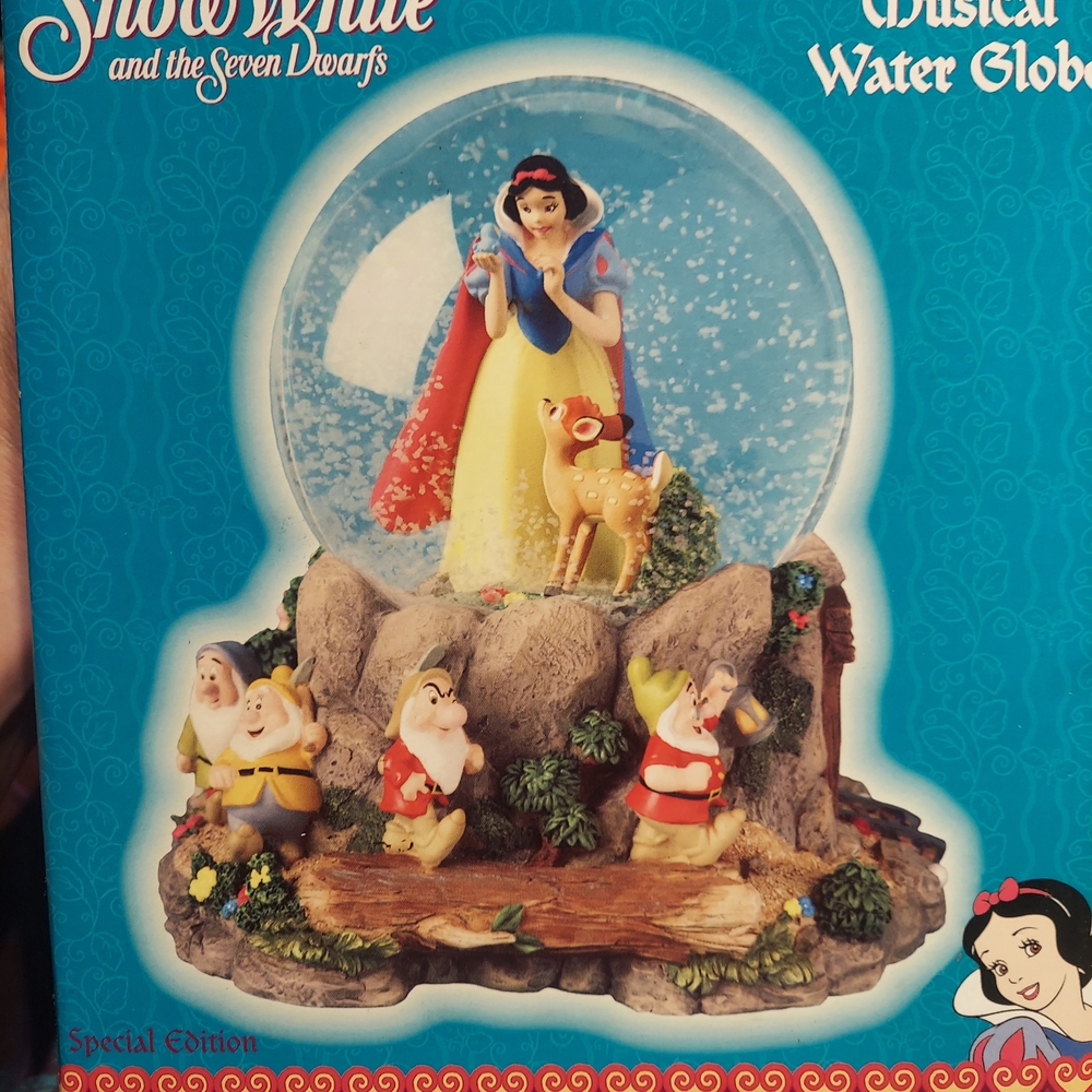 Snow White and the Seven Dwarfs Musical Water Globe